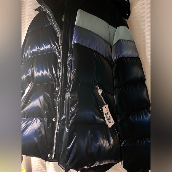 Water resistant and wind tested Coat by Woodpecker is %100 Animal Free (Vegan) - Picture 7 of 12